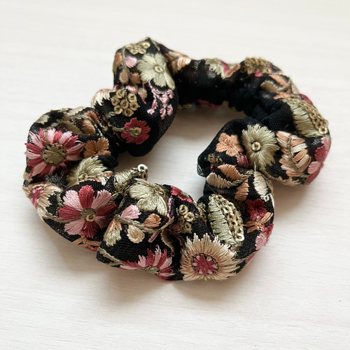ハンドメイドシュシュM-3773♡ダークブラウンジョーゼット♡インド刺繍リボン付 ☆在庫限り☆ ＊インド刺繍リボン＊シックなリボンシュシュ - Ra