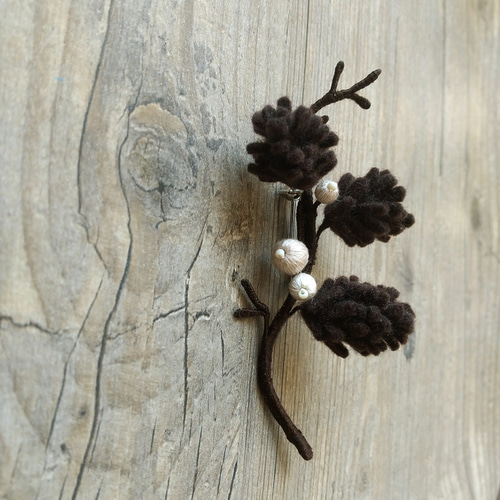 木の実のブローチ ブローチ チトチト 通販 18404569｜Creema(クリーマ)