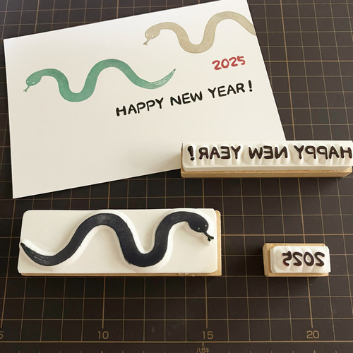 巳年》年賀状作りに☆シンプルなヘビとHAPPY NEW YEAR・2025の