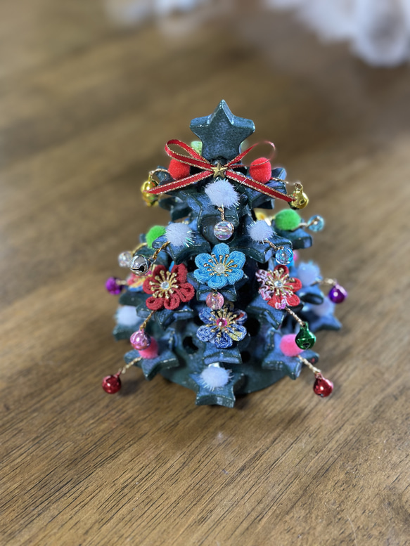 青い陶器のクリスマスツリーと天使のフィギュア 青い陶器のクリスマスツリーと天使のフィギュア 青い陶器の