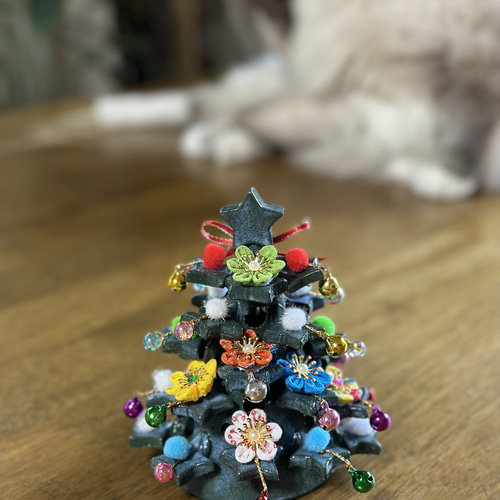 陶器　クリスマスツリー 陶器のクリスマスツリーのつまみ細工飾り&ゆらゆらLEDライト付き