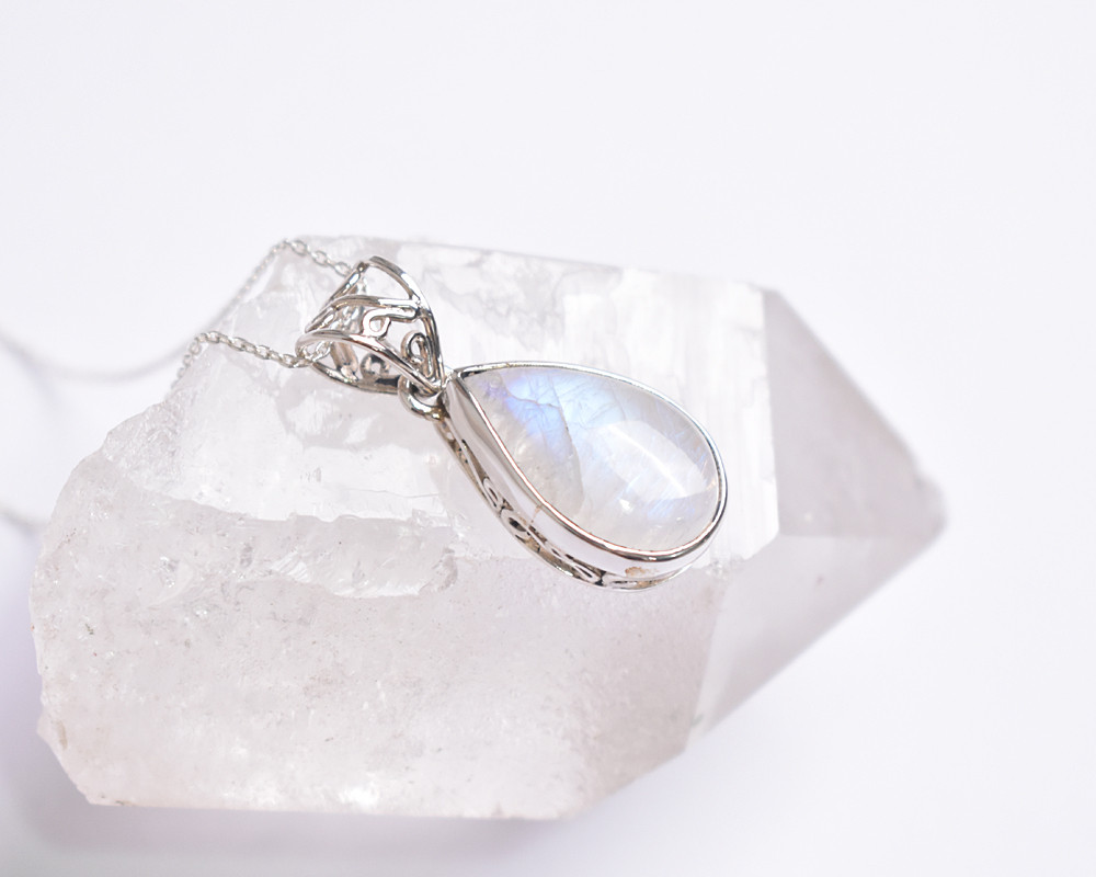 神秘的な輝きを放つレインボームーンストーンのシルバーペンダントトップ　シルバー925　天然石アクセサリー　天然石　1点物