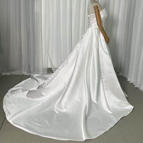 送料無料！ウエディングドレス ベアトップ スレンダーライン オフ  