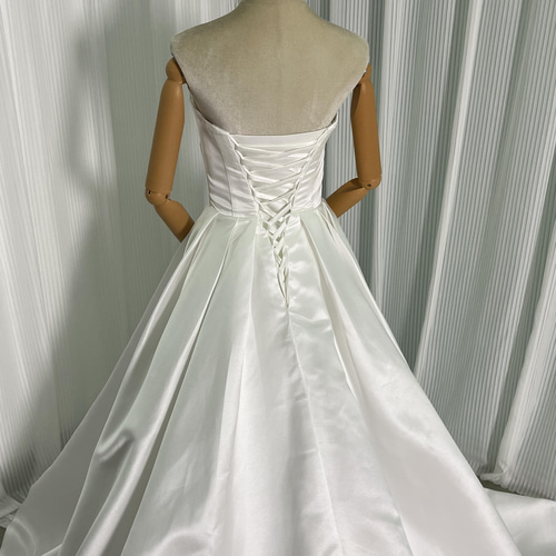 送料無料！ウエディングドレス ベアトップ スレンダーライン オフ  