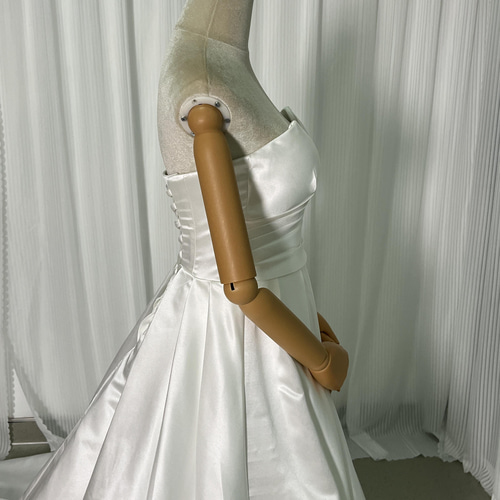 送料無料！ウエディングドレス ベアトップ スレンダーライン オフ  