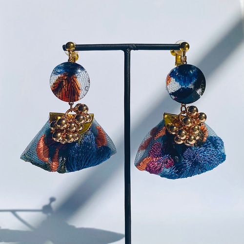 インド刺繍カボション　チェコガラス　ピアス　イヤリング チェコガラスカボションの一粒ピアス/イヤリング（グリーン） | Lanka