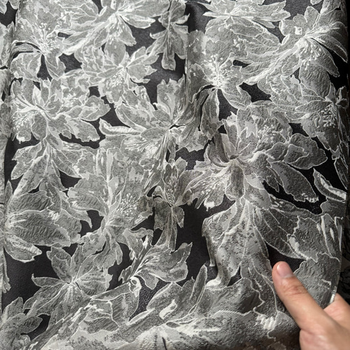 上品 黒灰です花柄 ジャカード織りの生地 ☆生地幅約150cm×長さ