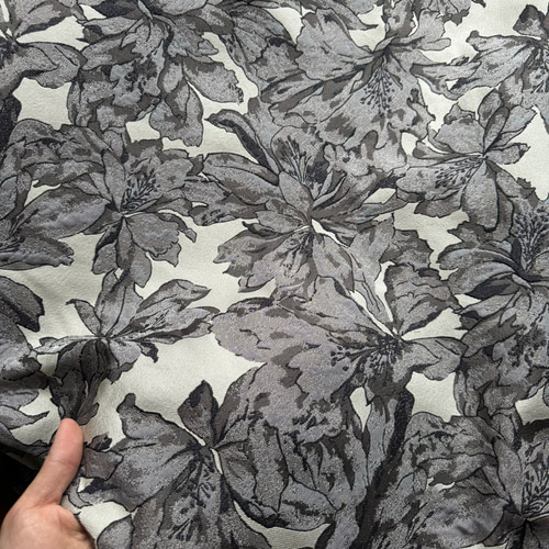 上品 黒灰です花柄 ジャカード織りの生地 ☆生地幅約150cm×長さ