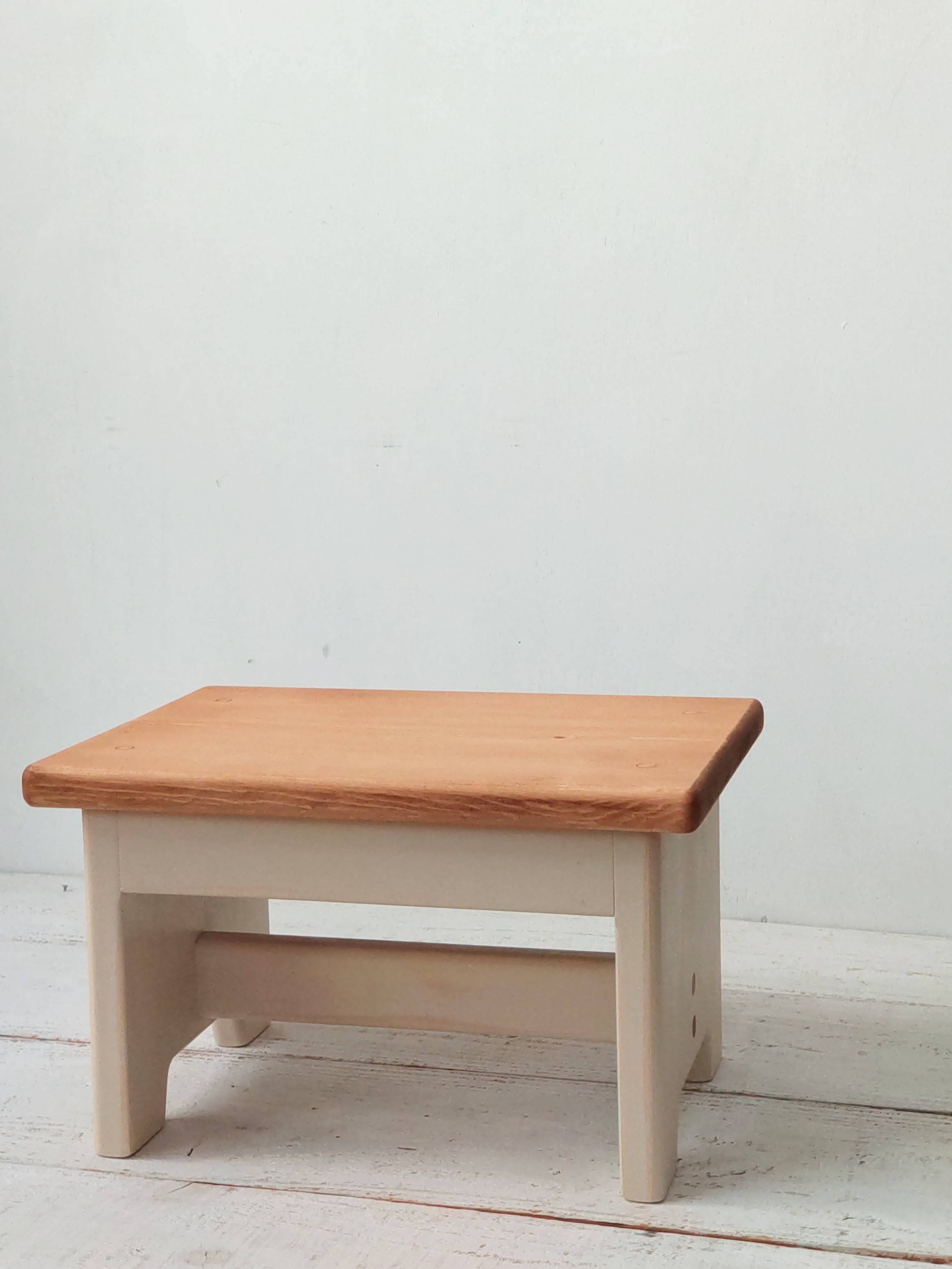 奥行き21㎝のゆったりのツートン踏み台