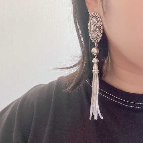 大人気 コンチョボタン TOGA ボリューム 大ぶり タッセル ピアス