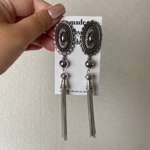 TOGA PULLA タッセルピアス ブラック 大人気 コンチョボタン TOGA ボリューム 大ぶり タッセル ピアス