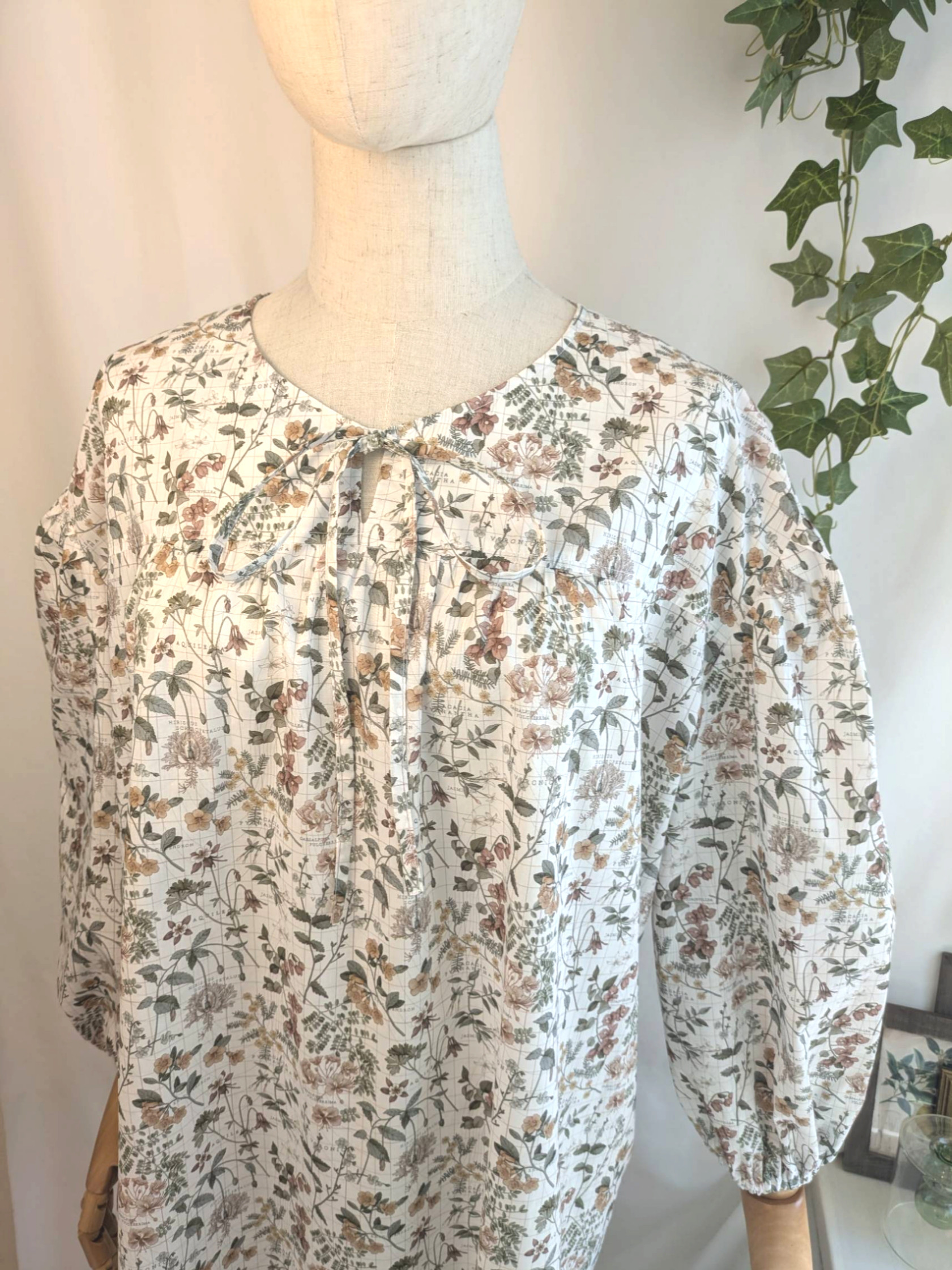 リバティ ブラウス　新作花柄 タナローン生地