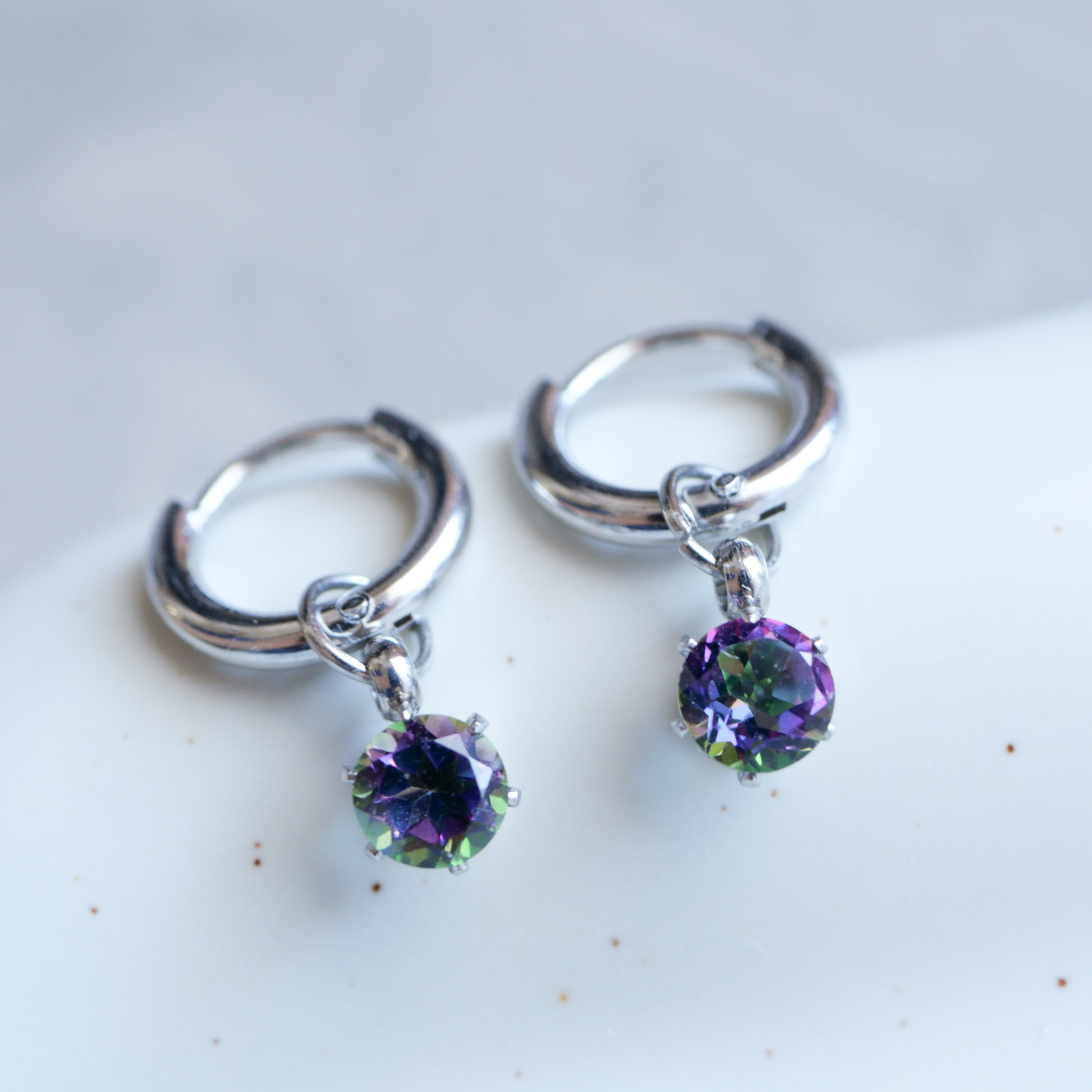 〈角度で変わる光〉ミスティックトパーズのミニフープピアス　11月誕生石  サージカルステンレス　金属アレルギー対応