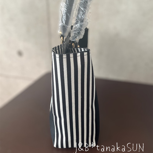 アリスの世界観トートバッグ（黒）☆底鋲あり持ち手は本革を使用しま