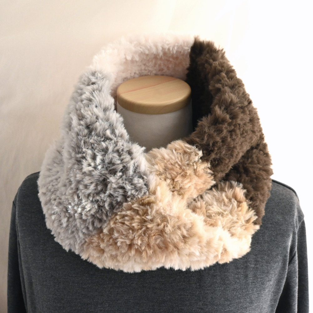 ミックス ファー＊クロス ネックウォーマー《ベージュ×ライトグレー×オフホワイト×ブラウン》