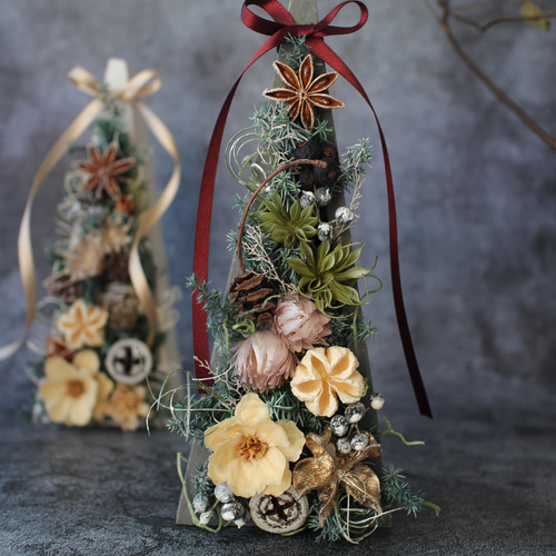 クリスマス2024』トライアングルフレームのツリーアレンジ ～グレー