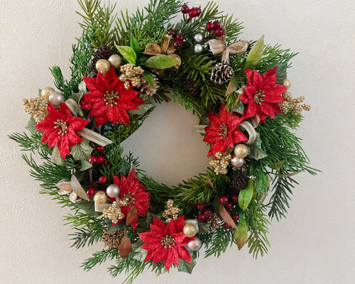 華やかに彩るクリスマスのポインセチアリース クリスマスリース
