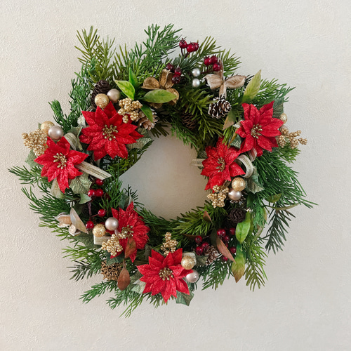 華やかに彩るクリスマスのポインセチアリース クリスマスリース