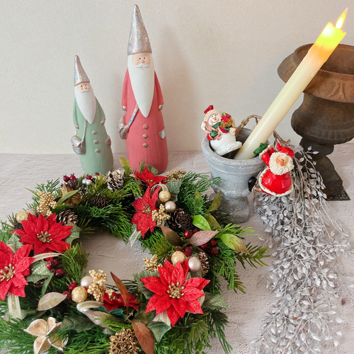 華やかに彩るクリスマスのポインセチアリース クリスマスリース