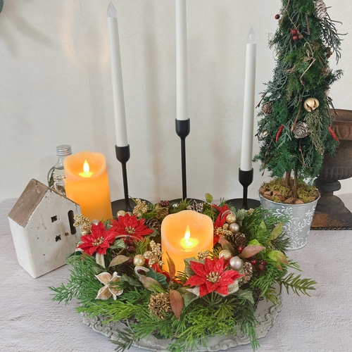 華やかに彩るクリスマスのポインセチアリース クリスマスリース