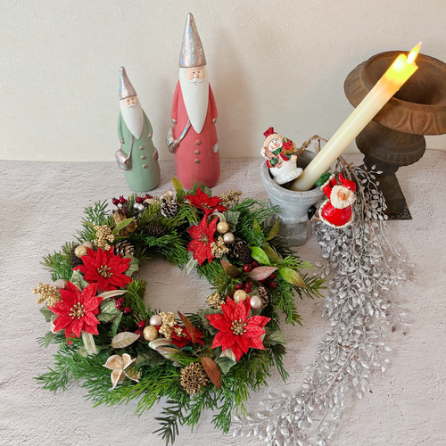 華やかに彩るクリスマスのポインセチアリース クリスマスリース