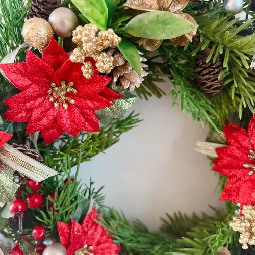 華やかに彩るクリスマスのポインセチアリース クリスマスリース