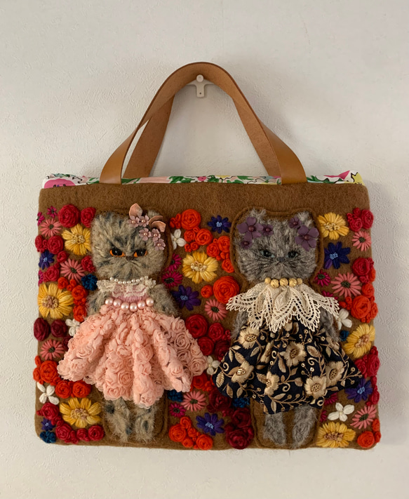 ナナ様専用 お花畑の中のなかよし猫 羊毛フェルト生地のバッグ 【公式
