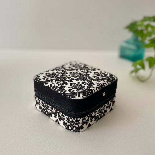 アクセサリーケース ジュエリーボックス 携帯用 ダマスク柄 黒×白 布箱