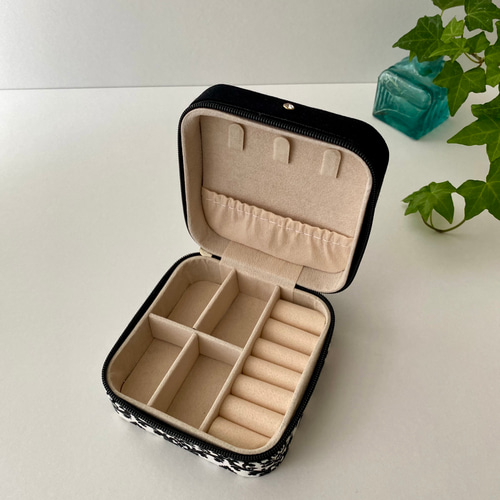 アクセサリーケース ジュエリーボックス 携帯用 ダマスク柄 黒×白 布箱