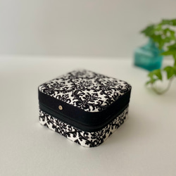 アクセサリーケース ジュエリーボックス 携帯用 ダマスク柄 黒×白 布箱