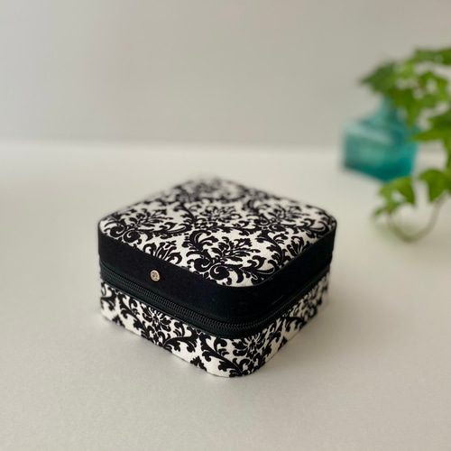 アクセサリーケース ジュエリーボックス 携帯用 ダマスク柄 黒×白 布箱