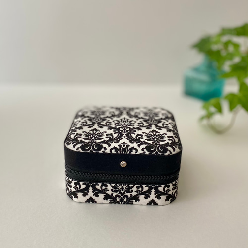 アクセサリーケース ジュエリーボックス 携帯用 ダマスク柄 黒×白 布箱