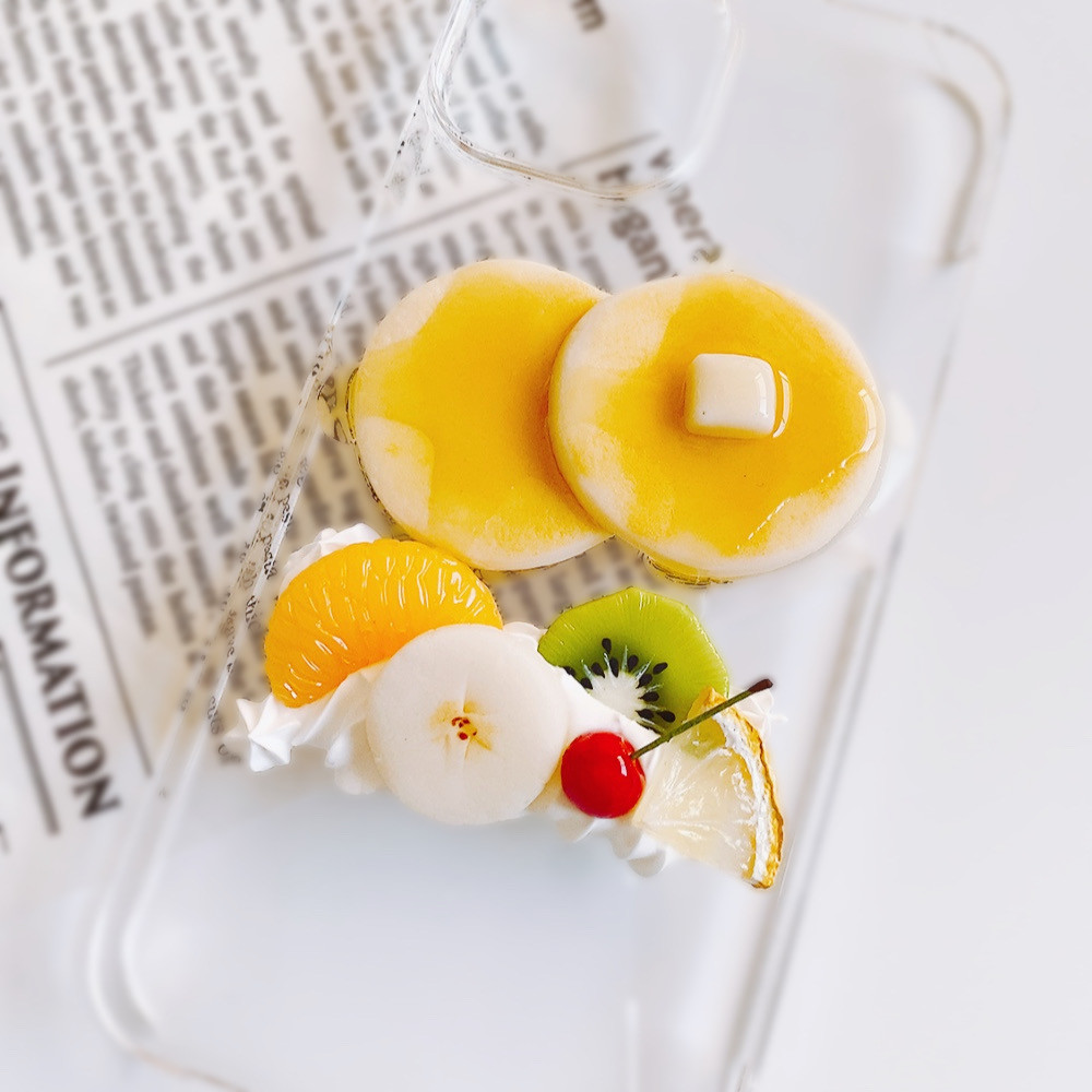 こんがり焼けたホットケーキとフルーツのiPhoneケース　スイーツデコ