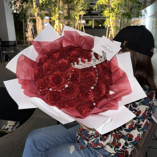33本の赤色グリッターローズ花束 夜になると超キラキラする今