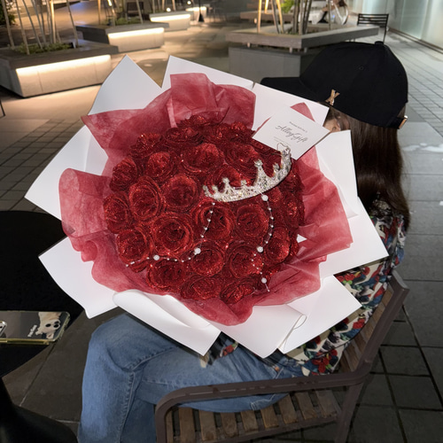 33本の赤色グリッターローズ花束 夜になると超キラキラする今バズっ