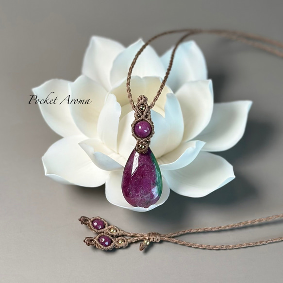 瑠美』ルビーインゾイサイトとルビーのマクラメペンダントネックレス