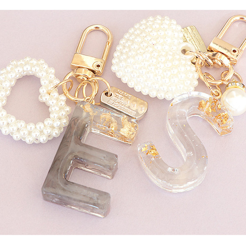 イニシャルチャーム 全5色 アルファベット キーホルダー 大人かわいい