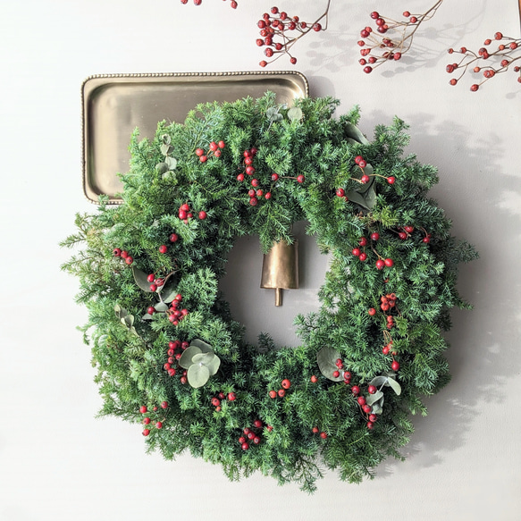 ドライになるヒムロスギと赤い実のナチュラルクリスマスベルリース