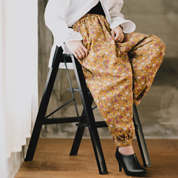 コーデュロイ素材のバルーンパンツ アラジンパンツ フラワー