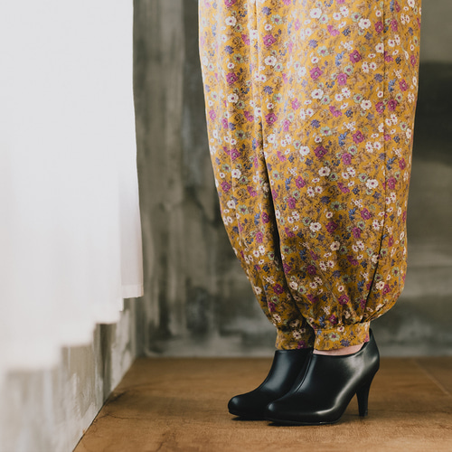 コーデュロイ素材のバルーンパンツ アラジンパンツ フラワー