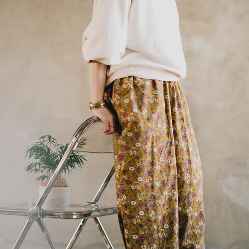 コーデュロイ素材のバルーンパンツ アラジンパンツ フラワー