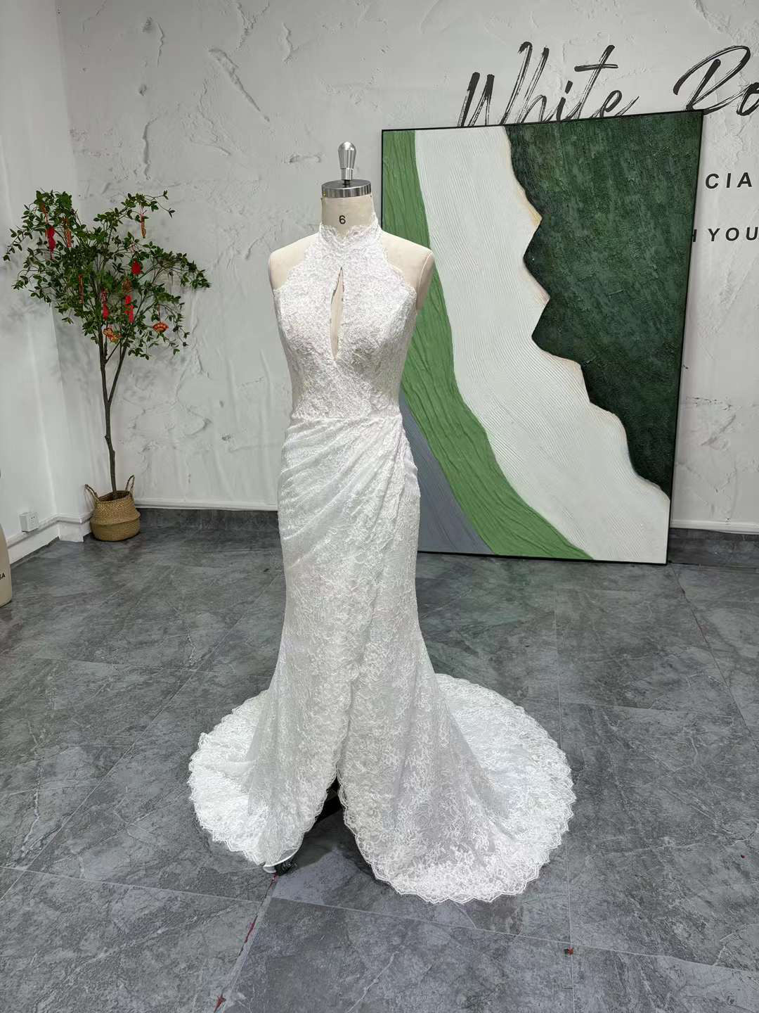 新作！憧れのドレス　ホルターネック細見えシルエット　セクシー　しいレース　背中見せる　ティアドロップ　バック　白　披露宴