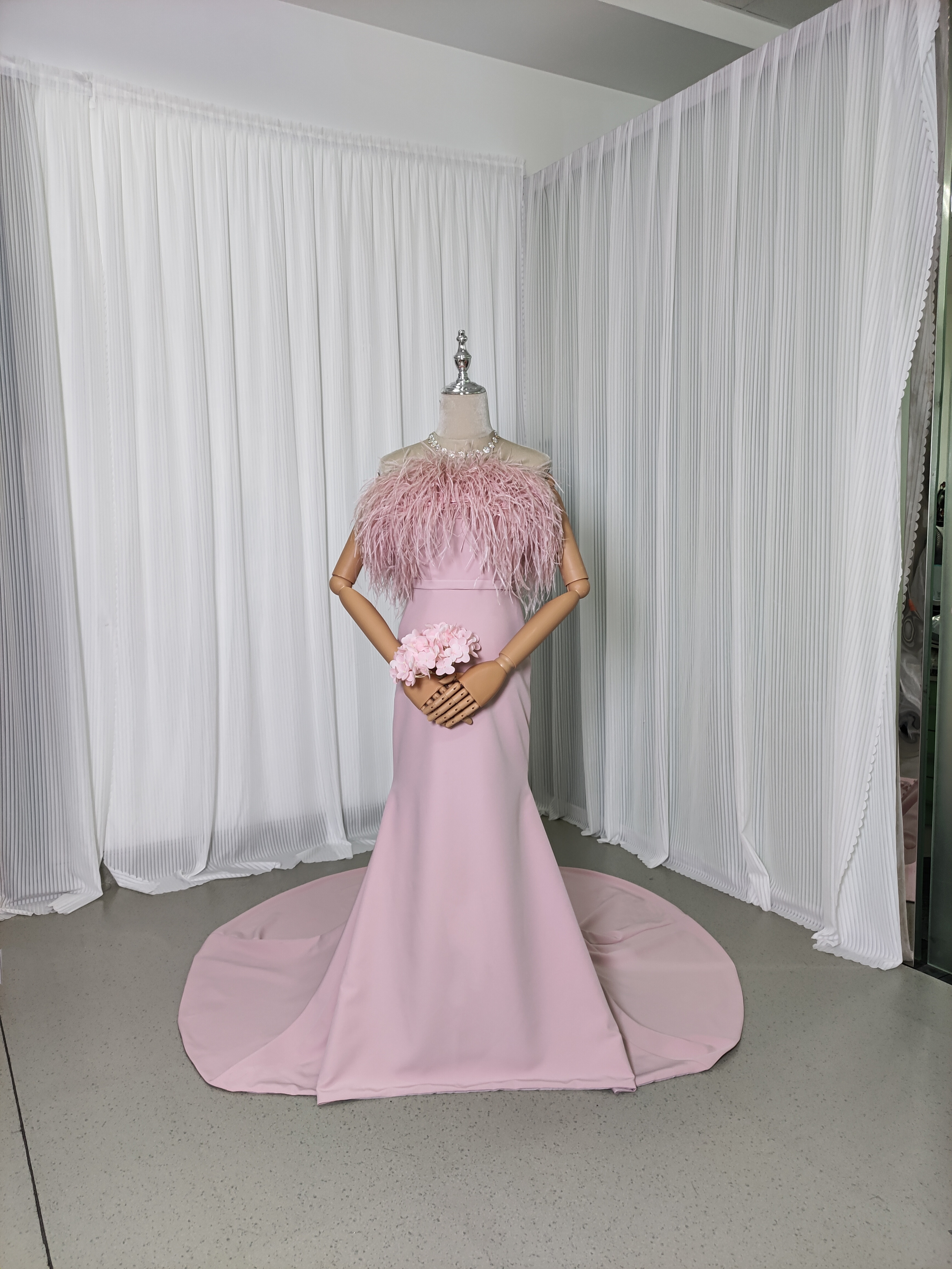 送料無料！パーティードレス ピンク フェザードレス くるみボタン クレープ生地 マーメイドライン 前撮り