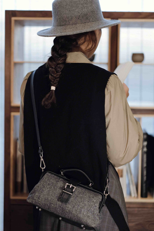 「ウール×革の組み合わせ」大人気！横型がま口バッグ 手作りのレザーショルダーバッグレディース 3枚目の画像