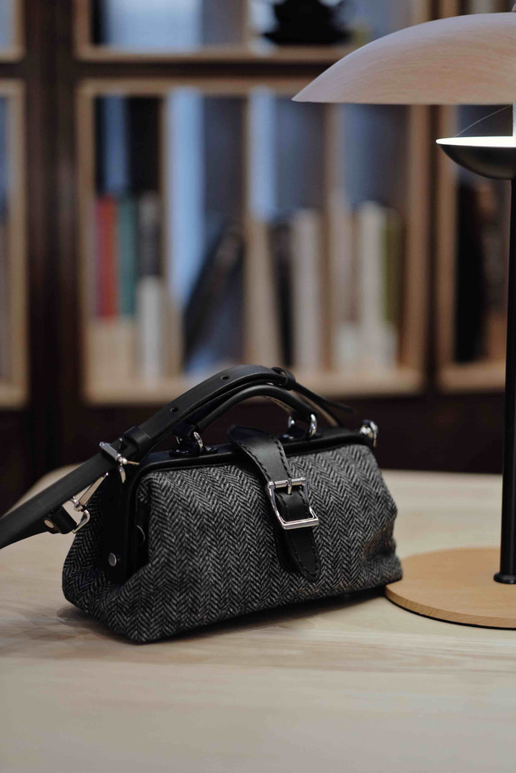 「ウール×革の組み合わせ」大人気！横型がま口バッグ 手作りのレザーショルダーバッグレディース 4枚目の画像