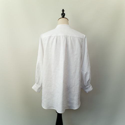 真っ白なリネンブラウス【パフスリーブ・スタンドカラー・9分袖・貝  