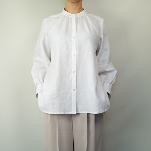 真っ白なリネンブラウス【パフスリーブ・スタンドカラー・9分袖・貝  