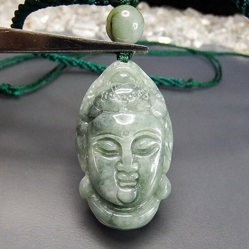 天然良質濃い目ひすい本翡翠観音菩薩様頭像精工彫り天然石ペンダント