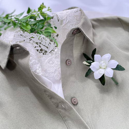 布花清楚な香り漂うクチナシのコサージュ。 コサージュ 布花工房