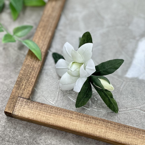 布花清楚な香り漂うクチナシのコサージュ。 コサージュ 布花工房